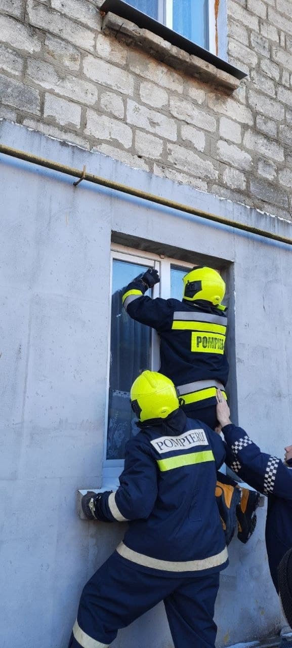 FOTO // O femeie de 82 de ani a căzut pe podea și nu era în stare să se ridice. În casa blocată au intervenit salvatorii