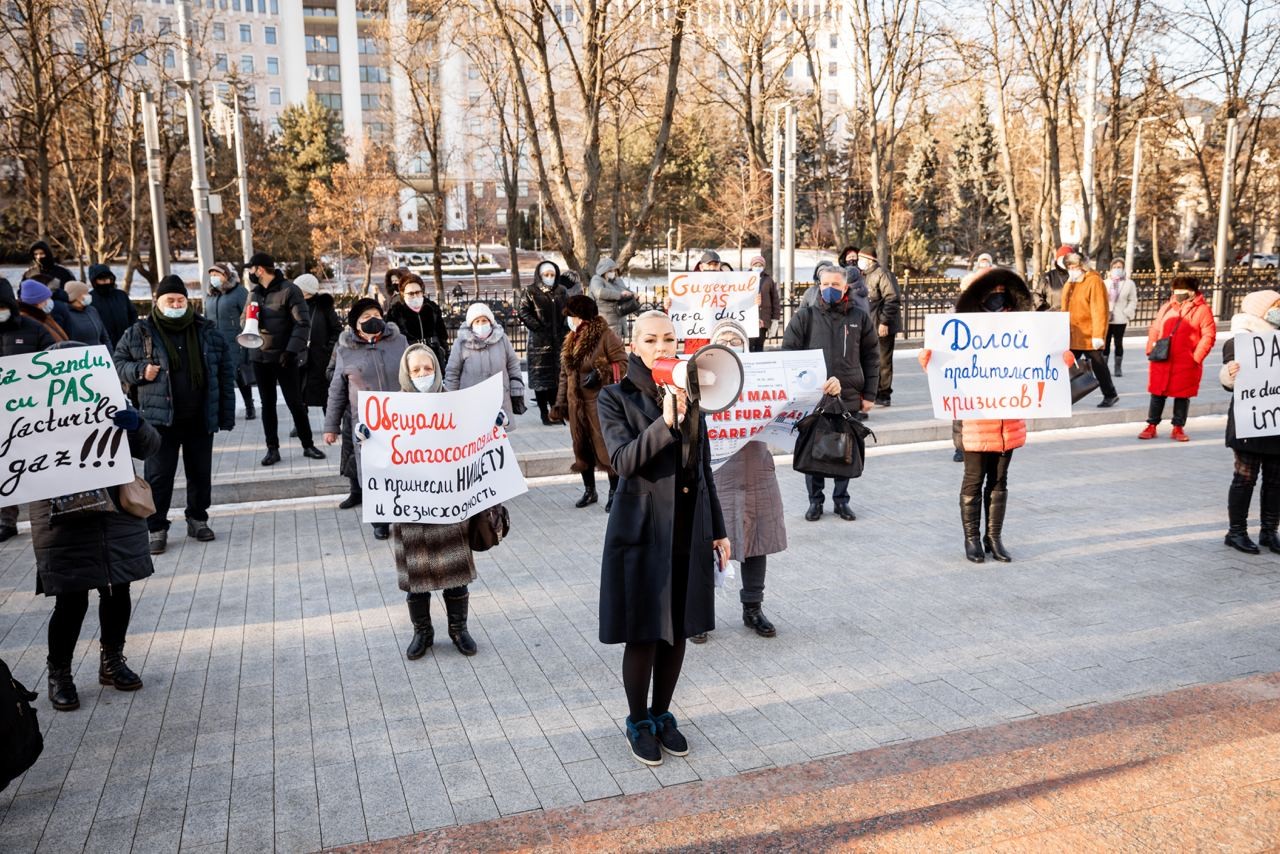 FOTO // Flash mob cu facturi la Președinție. Partidul „ȘOR” critică scumpirile fără precedent a gazelor