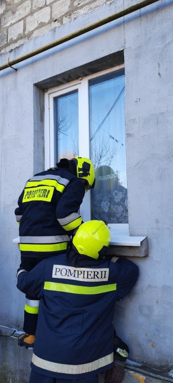 FOTO // O femeie de 82 de ani a căzut pe podea și nu era în stare să se ridice. În casa blocată au intervenit salvatorii