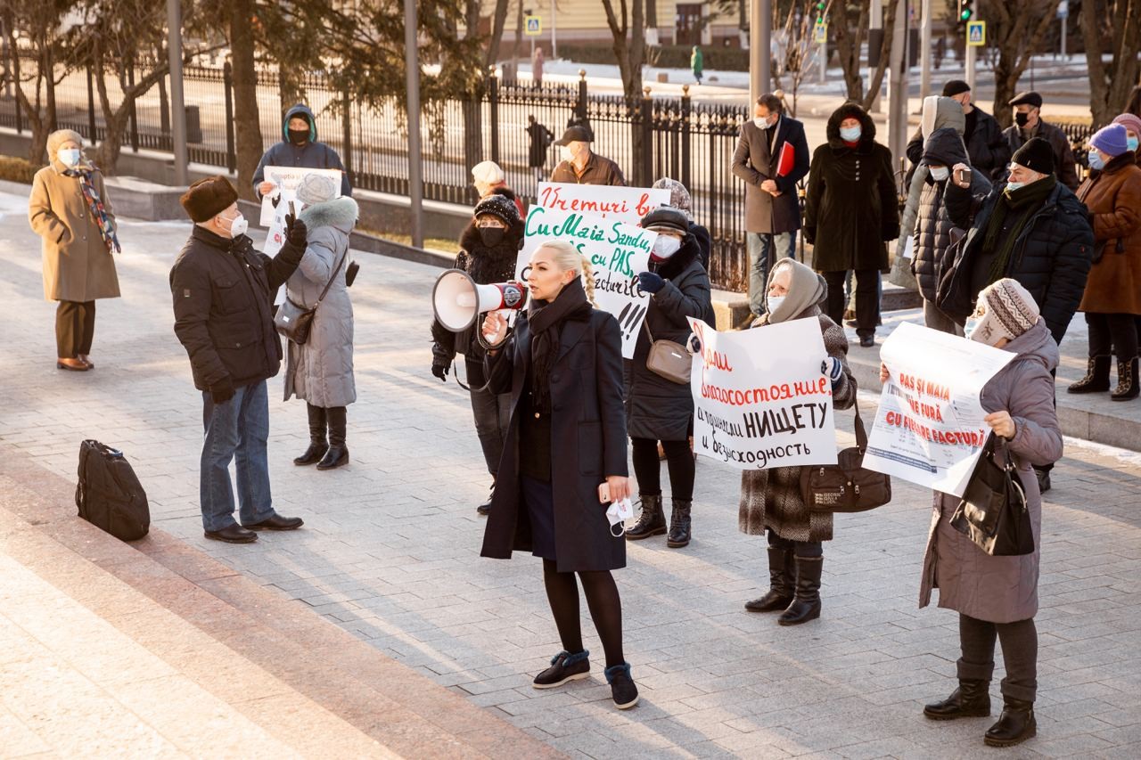 FOTO // Flash mob cu facturi la Președinție. Partidul „ȘOR” critică scumpirile fără precedent a gazelor
