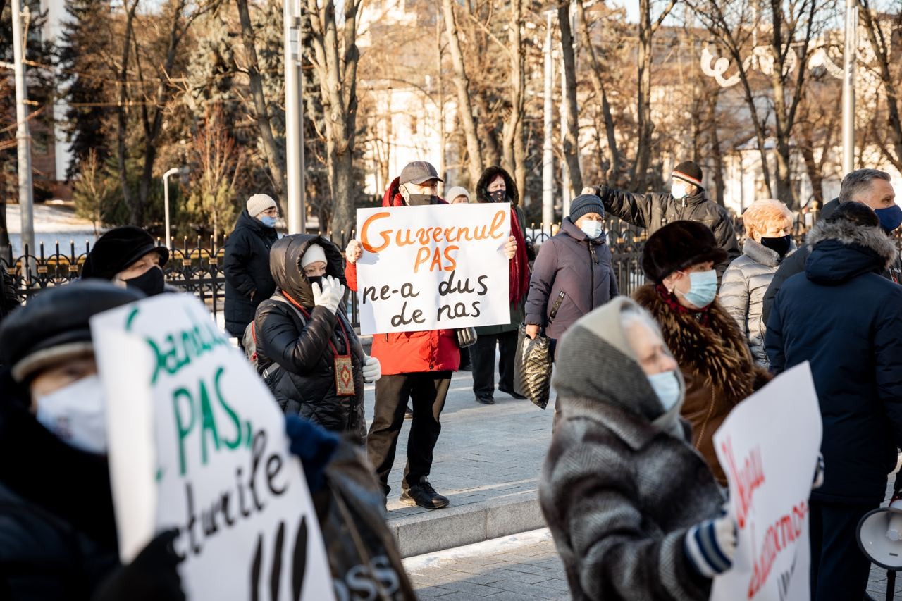 FOTO // Flash mob cu facturi la Președinție. Partidul „ȘOR” critică scumpirile fără precedent a gazelor