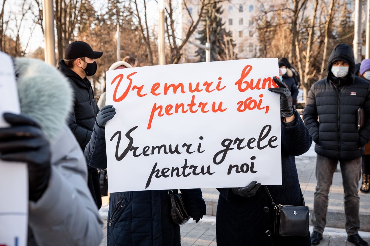 FOTO // Flash mob cu facturi la Președinție. Partidul „ȘOR” critică scumpirile fără precedent a gazelor