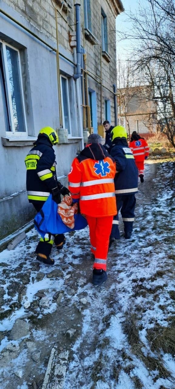 FOTO // O femeie de 82 de ani a căzut pe podea și nu era în stare să se ridice. În casa blocată au intervenit salvatorii