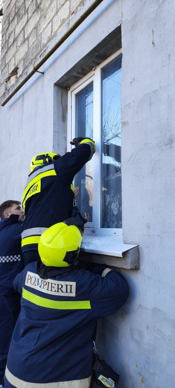 FOTO // O femeie de 82 de ani a căzut pe podea și nu era în stare să se ridice. În casa blocată au intervenit salvatorii