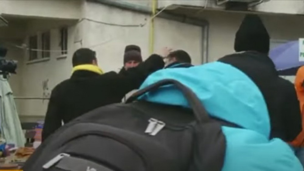 VIDEO // George Simion agresiv cu două persoane întâlnite într-o piață din regiunea Moldovei