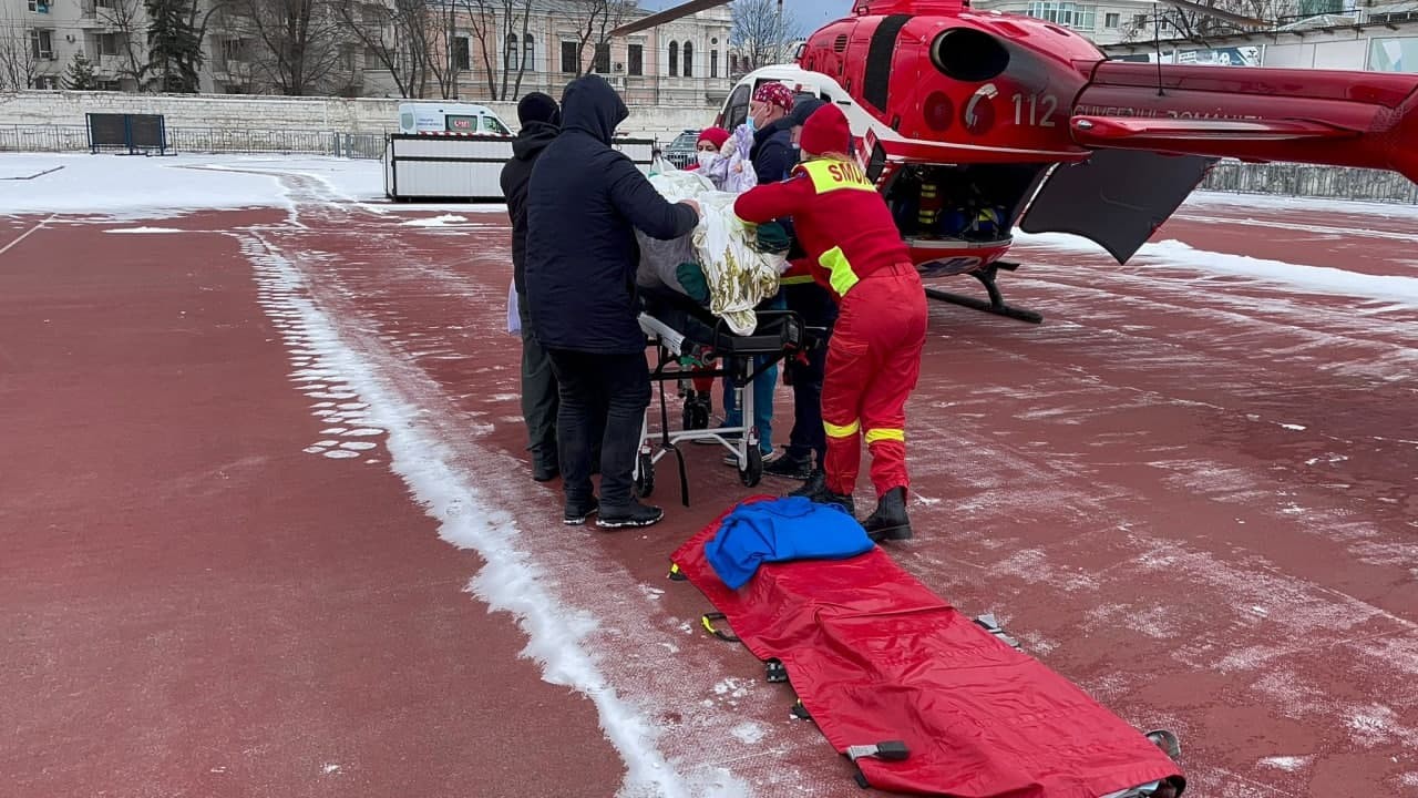 FOTO // Intervenție SMURD: Un bărbat a fost adus de urgență la Chișinău, după ce a fost implicat într-un accident rutier