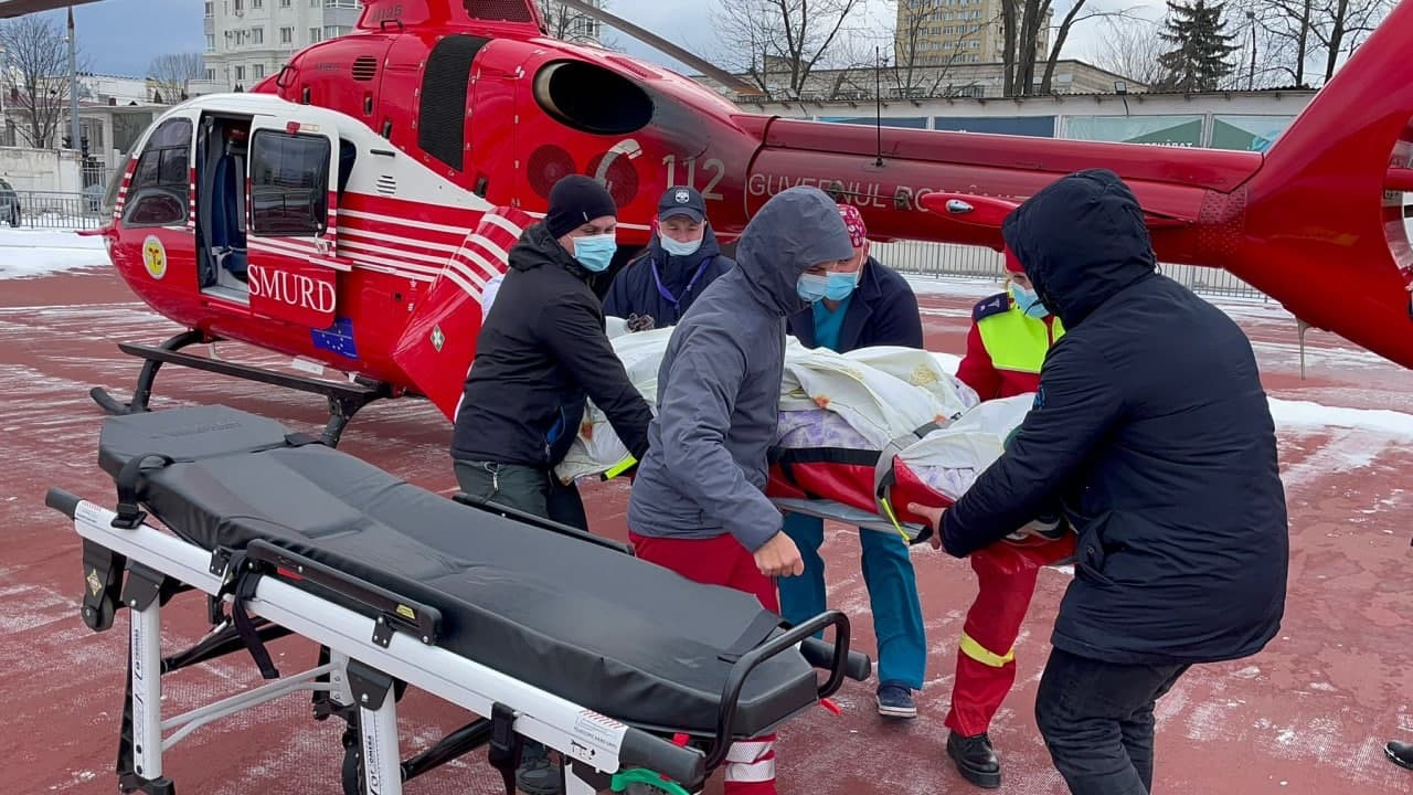 FOTO // Intervenție SMURD: Un bărbat a fost adus de urgență la Chișinău, după ce a fost implicat într-un accident rutier