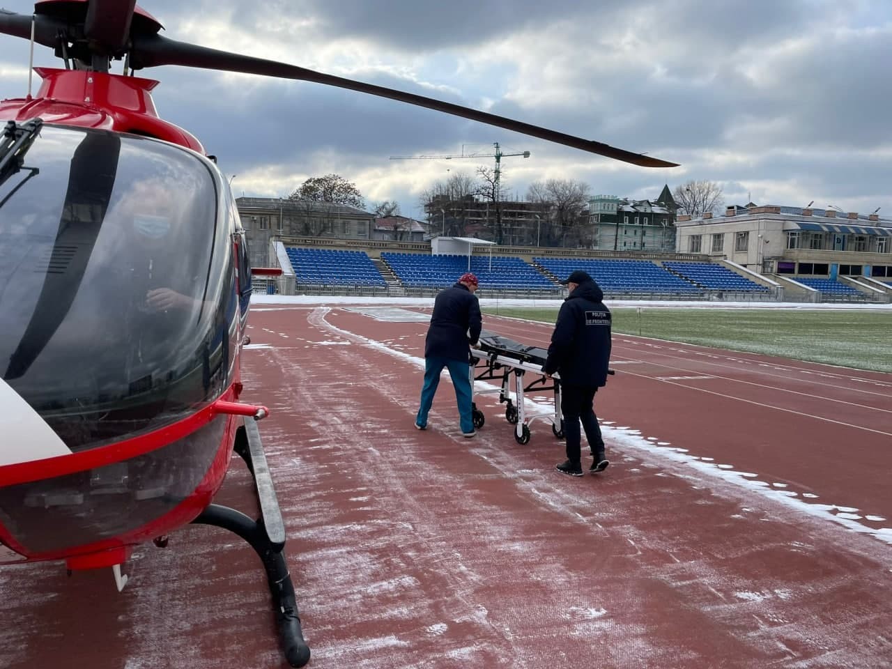FOTO // Intervenție SMURD: Un bărbat a fost adus de urgență la Chișinău, după ce a fost implicat într-un accident rutier