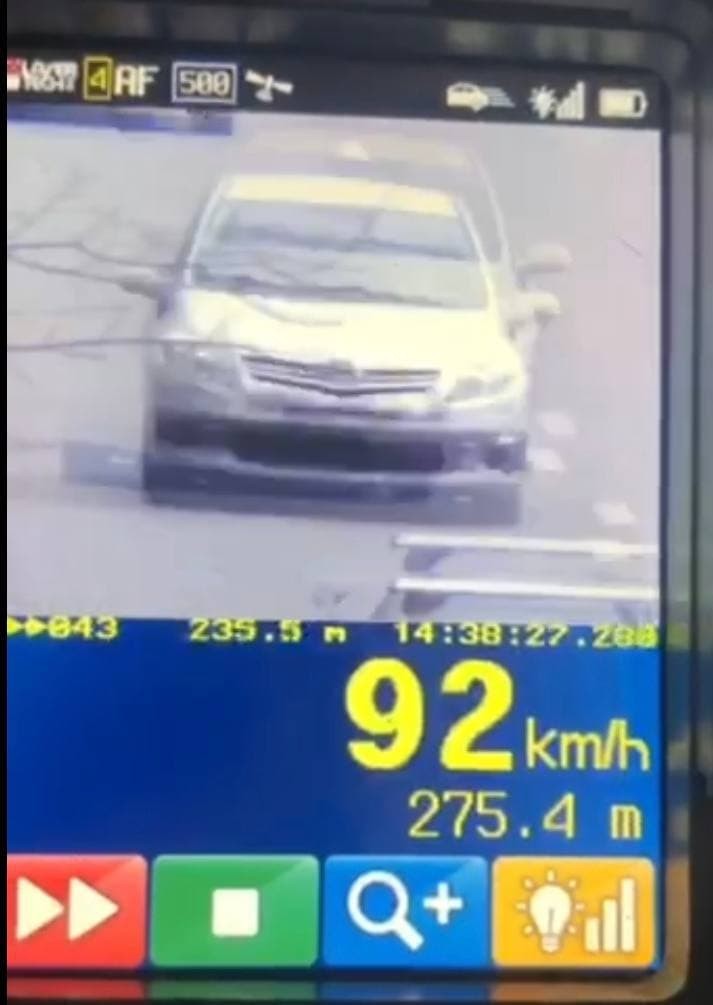 Un bărbat în stare de ebrietate la volan și care se deplasa cu viteză excesivă, a fost oprit de polițiști