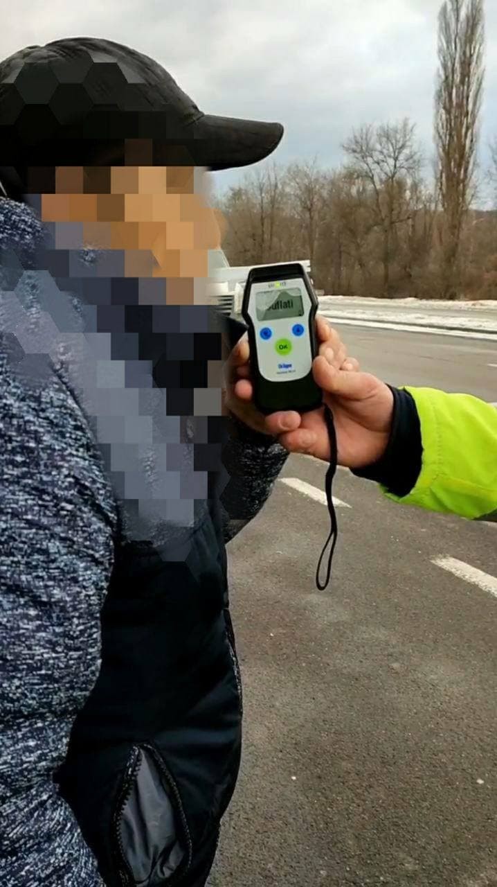 Un bărbat în stare de ebrietate la volan și care se deplasa cu viteză excesivă, a fost oprit de polițiști
