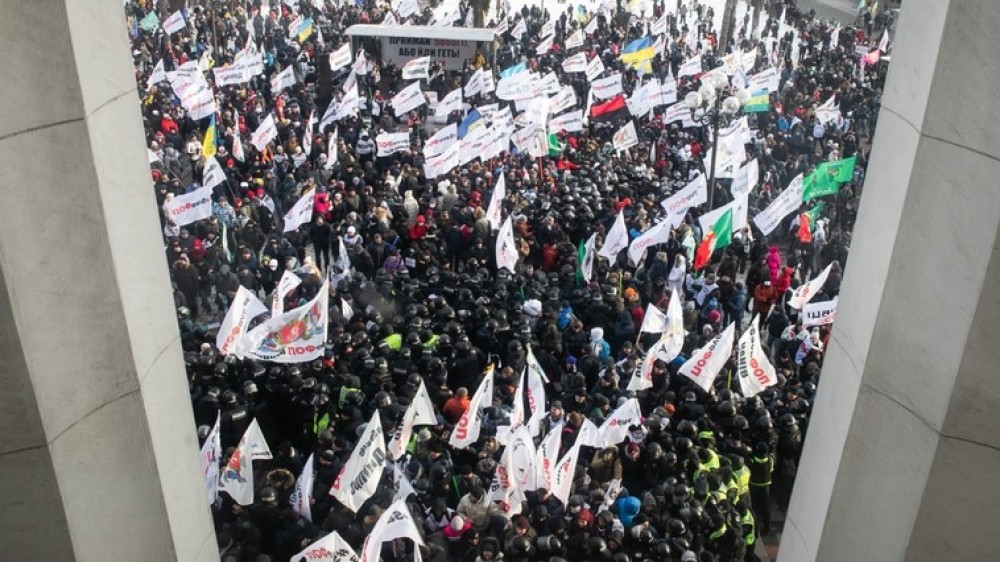 Proteste VIOLENTE în Ucraina. Au încercat să intre cu forța în Parlament