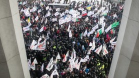 Proteste VIOLENTE în Ucraina. Au încercat să intre cu forța în Parlament