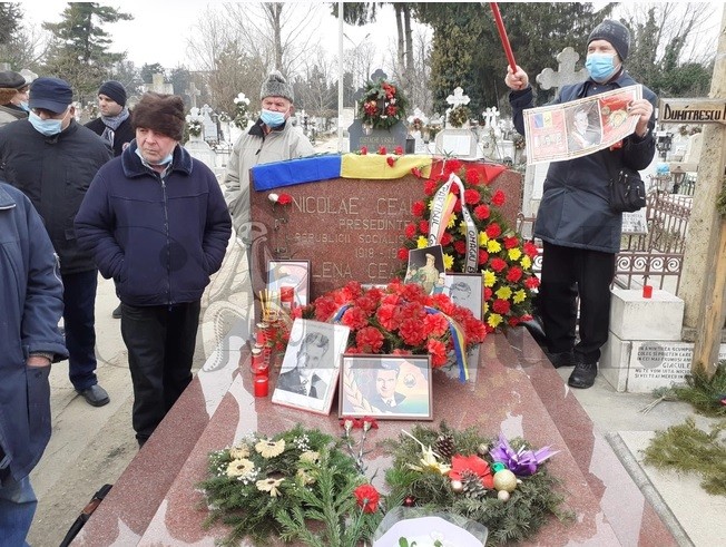 FOTO // Mormântul lui Ceaușescu la 104 ani de la nașterea sa. Zeci de admiratori i-au adus flori la cimitir