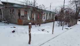 FOTO // O familie din Comrat taie gardul pentru a se încălzi