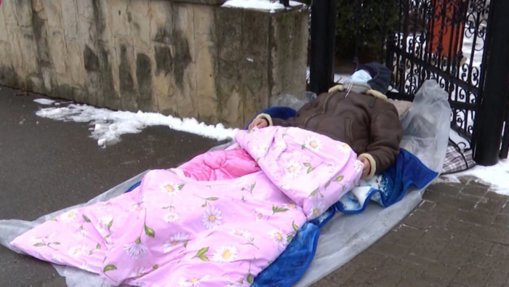 Supărat că a fost nedreptățit, un pensionar intenționează să doarmă în fața Ministerului Muncii