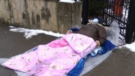 Supărat că a fost nedreptățit, un pensionar intenționează să doarmă în fața Ministerului Muncii
