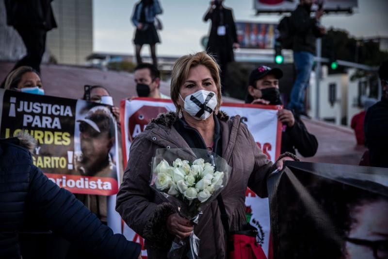 FOTO/VIDEO: Imagini sfâşietoare! Câinele unei jurnaliste ucise stă la uşă în aşteptarea stăpânei sale