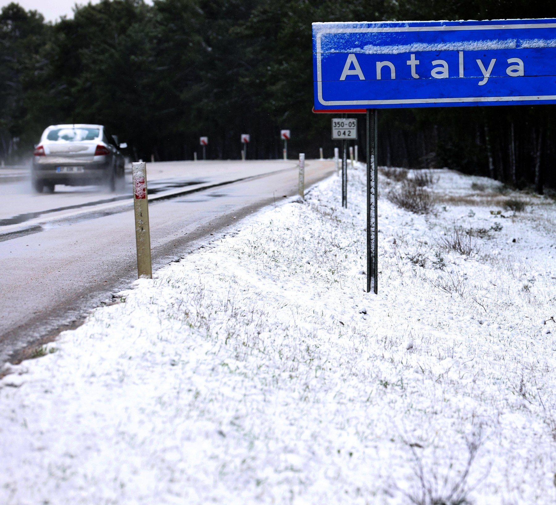 FOTO/VIDEO: În Antalya a nins pentru prima oară după 29 de ani. Imagini rare cu plajele acoperite cu zăpadă