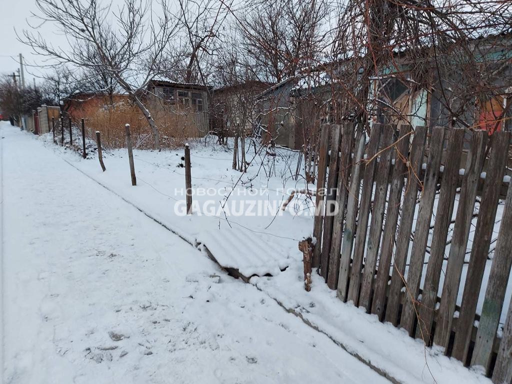 FOTO // O familie din Comrat taie gardul pentru a se încălzi