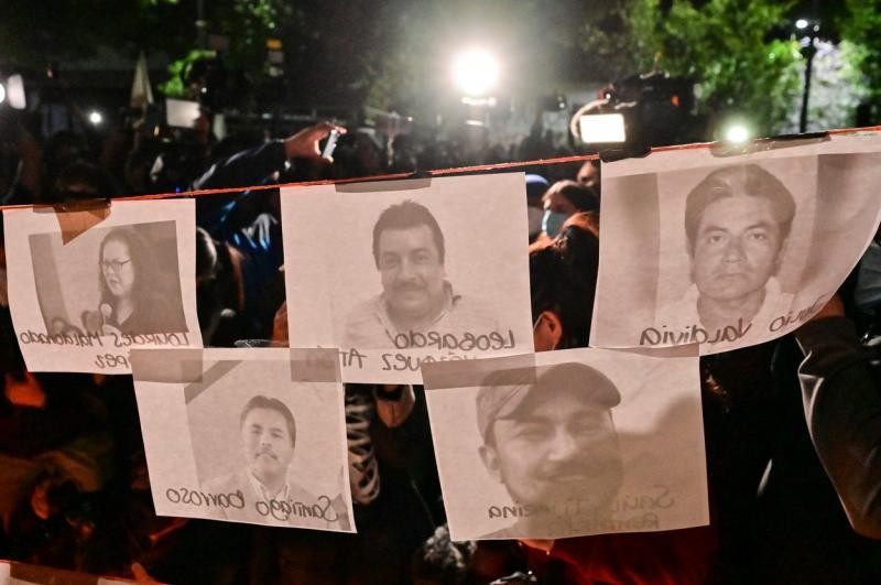 FOTO/VIDEO: Imagini sfâşietoare! Câinele unei jurnaliste ucise stă la uşă în aşteptarea stăpânei sale