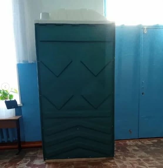 FOTO // Rusia: O BIO toaletă a fost instalată pe coridorul unei școli. Copiii nu vor mai îngheța