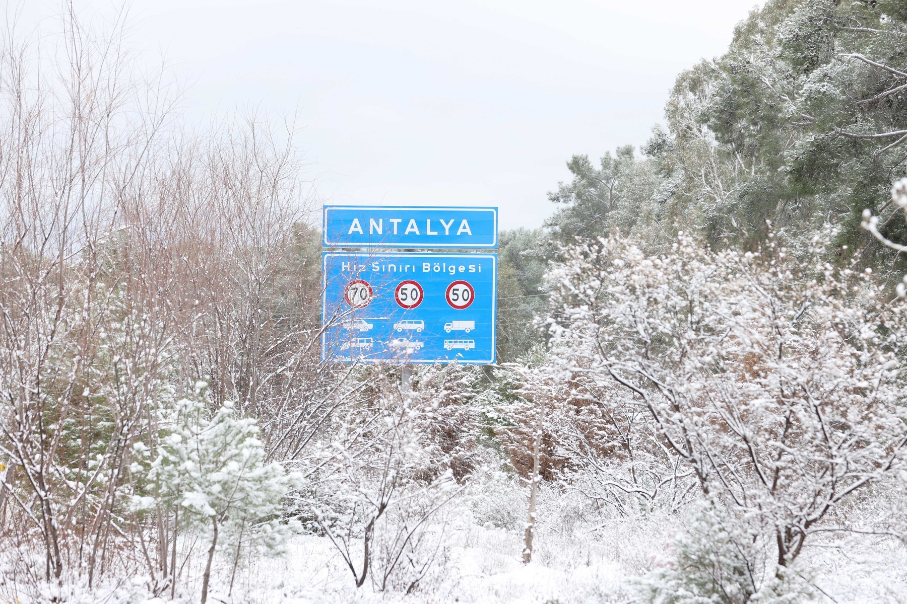FOTO/VIDEO: În Antalya a nins pentru prima oară după 29 de ani. Imagini rare cu plajele acoperite cu zăpadă