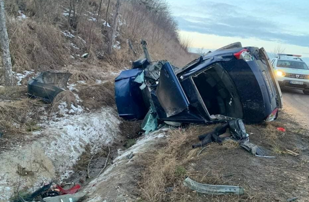 FOTO // Accident GRAV la Hâncești: șoferul și 2 minore, în vârstă de 17 ani, au avut nevoie de descarcerare
