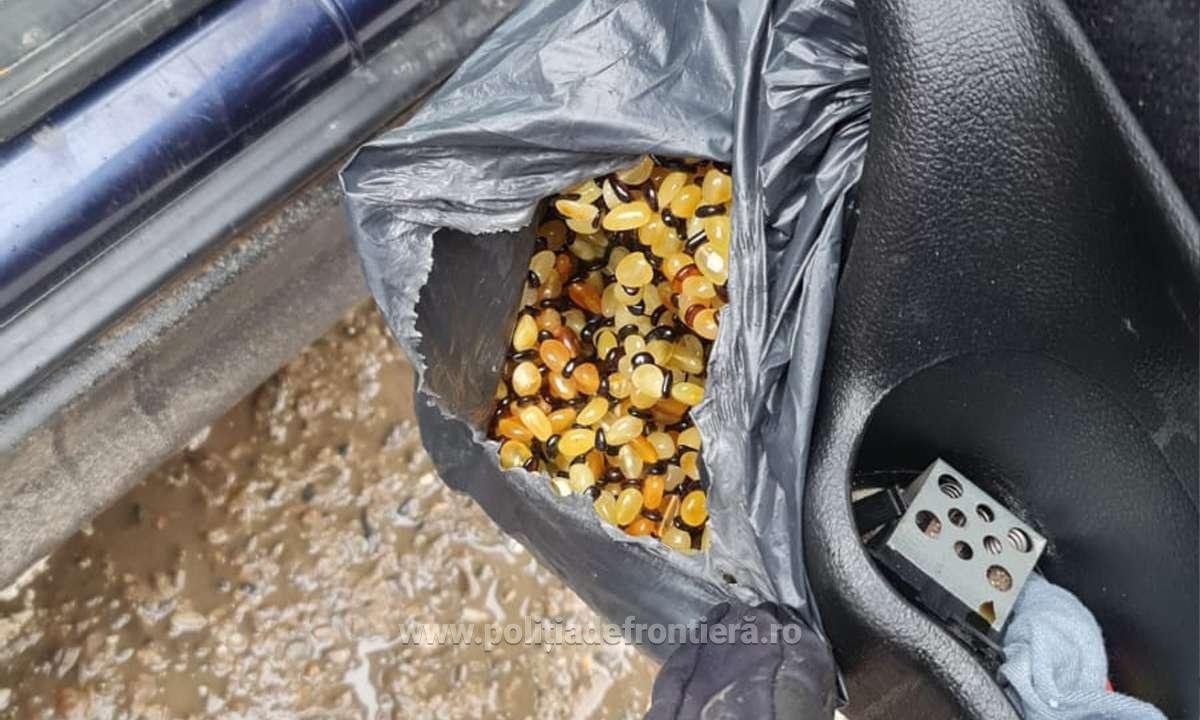 Sculeni: Peste 27 kg de chihlimbar ascunse în roata de rezervă, în portierele şi în bordul unui autoturism al unui cetăţean turc