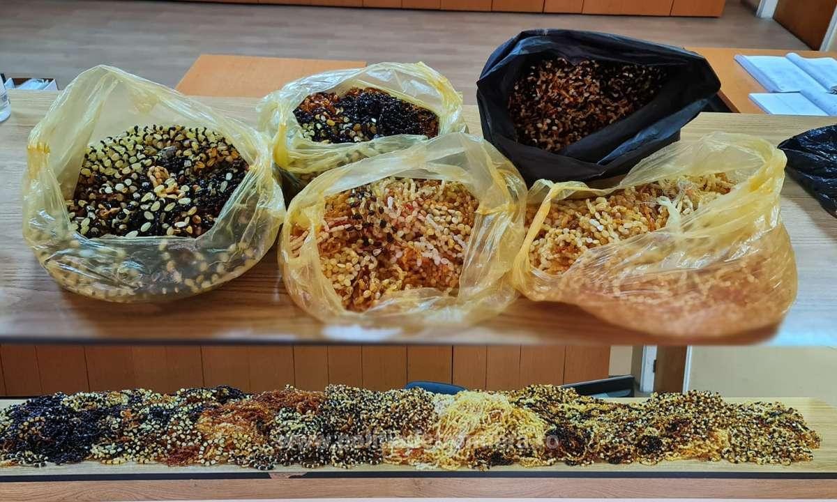 Sculeni: Peste 27 kg de chihlimbar ascunse în roata de rezervă, în portierele şi în bordul unui autoturism al unui cetăţean turc