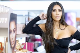 FOTO // Kim Kardashian, ședință foto pe o plajă din Caraibe. A pozat în costum de baie nude