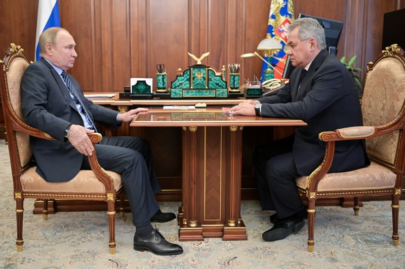 FOTO // Cine îi șoptește la ureche lui Vladimir Putin? Cei trei „apostoli” care i-ar putea influența decizia de a invada Ucraina