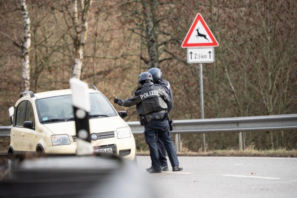 Doi poliţişti ucişi în timpul unui control în trafic în vestul Germaniei. Cei doi nu foloseau o maşină cu însemnele poliţiei