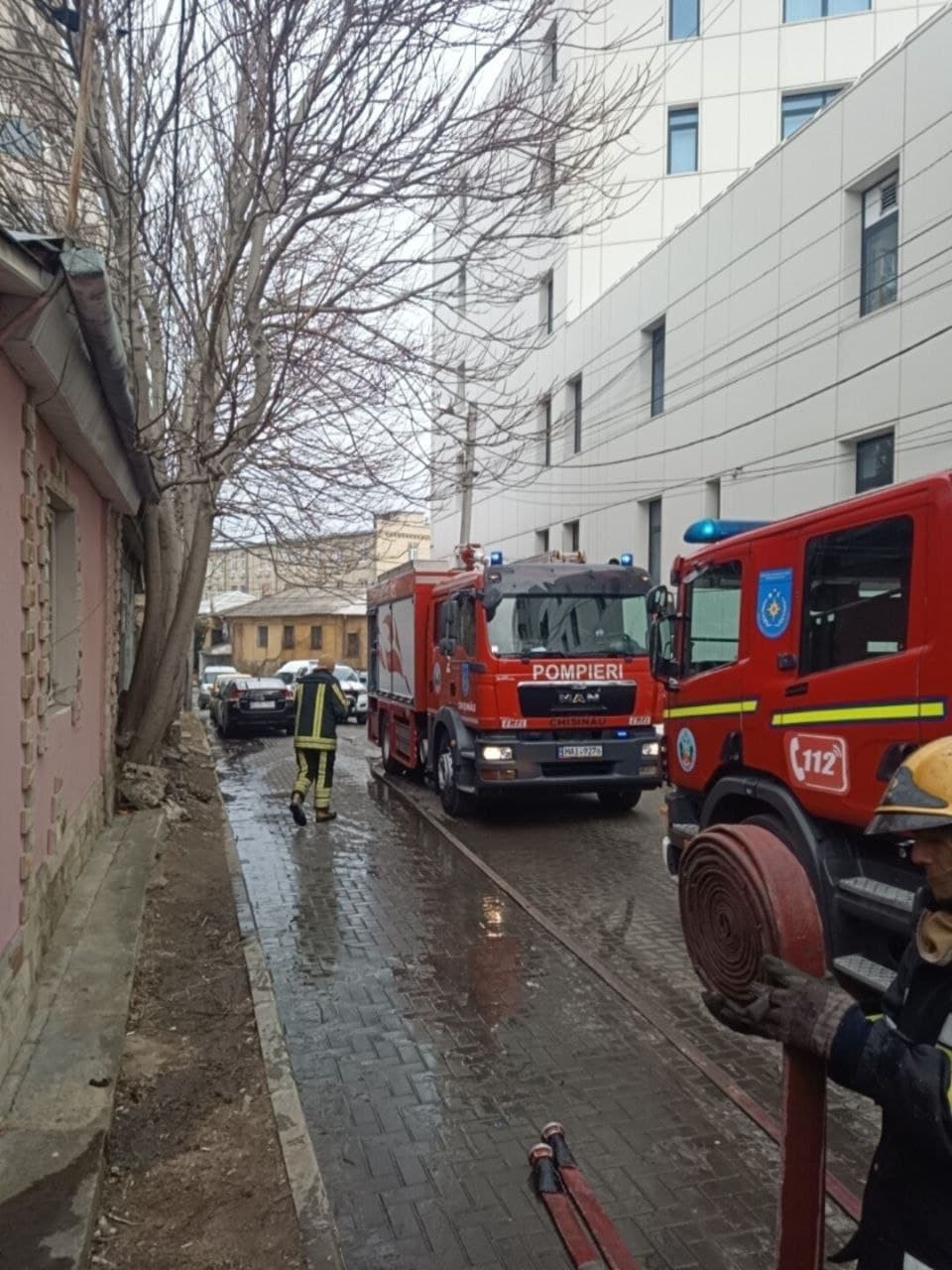 FOTO // Incendiu în centrul Capitalei. O casă a luat foc