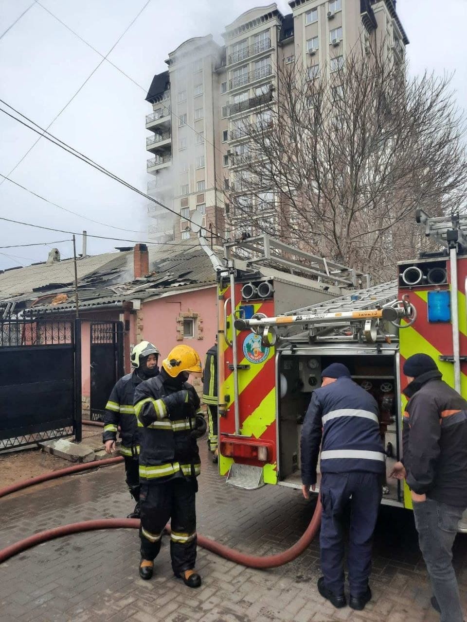 FOTO // Incendiu în centrul Capitalei. O casă a luat foc