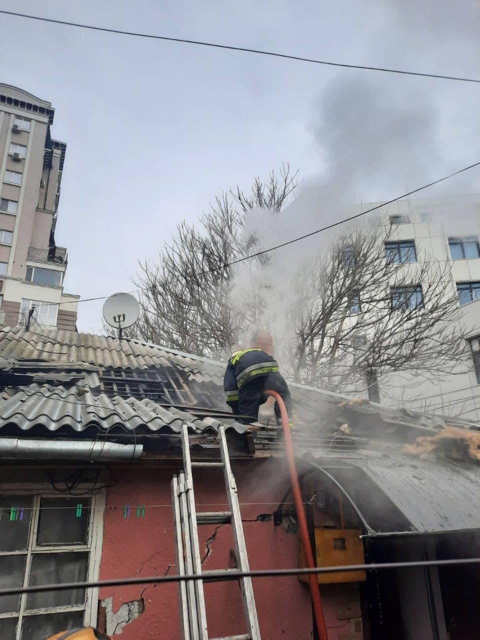 FOTO // Incendiu în centrul Capitalei. O casă a luat foc