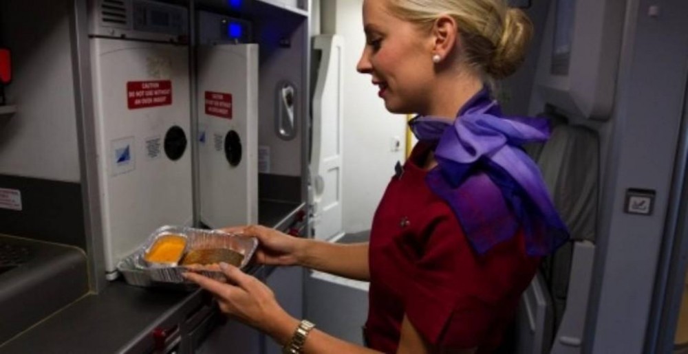 Motivul pentru care stewardesele nu mănâncă și nu beau produsele oferite pasagerilor în avion
