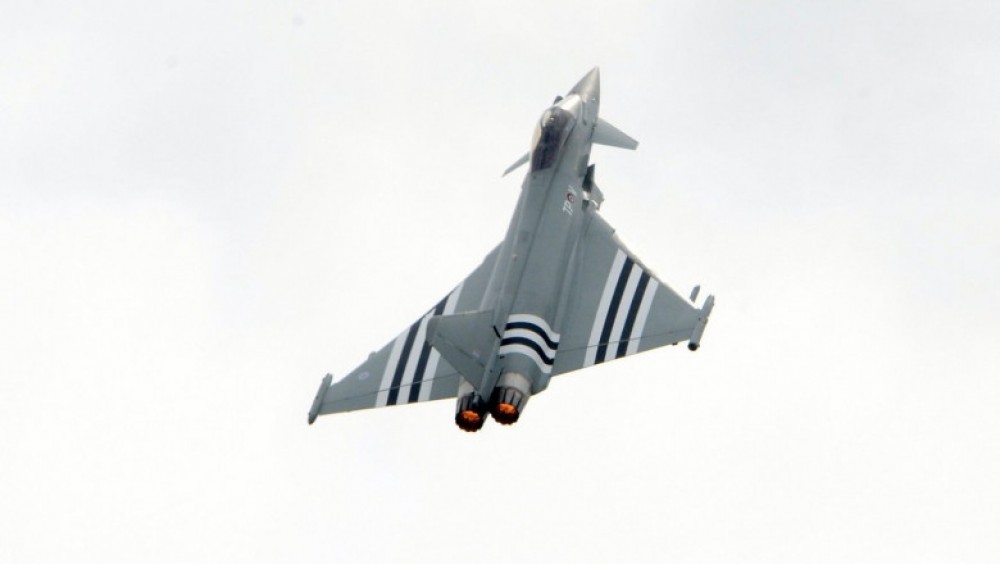 Aviația britanică în ALERTĂ! Au fost mobilizate avioanele de luptă după ce mai multe aeronave neidentificate s-au apropiat de spațiul aerian al țării