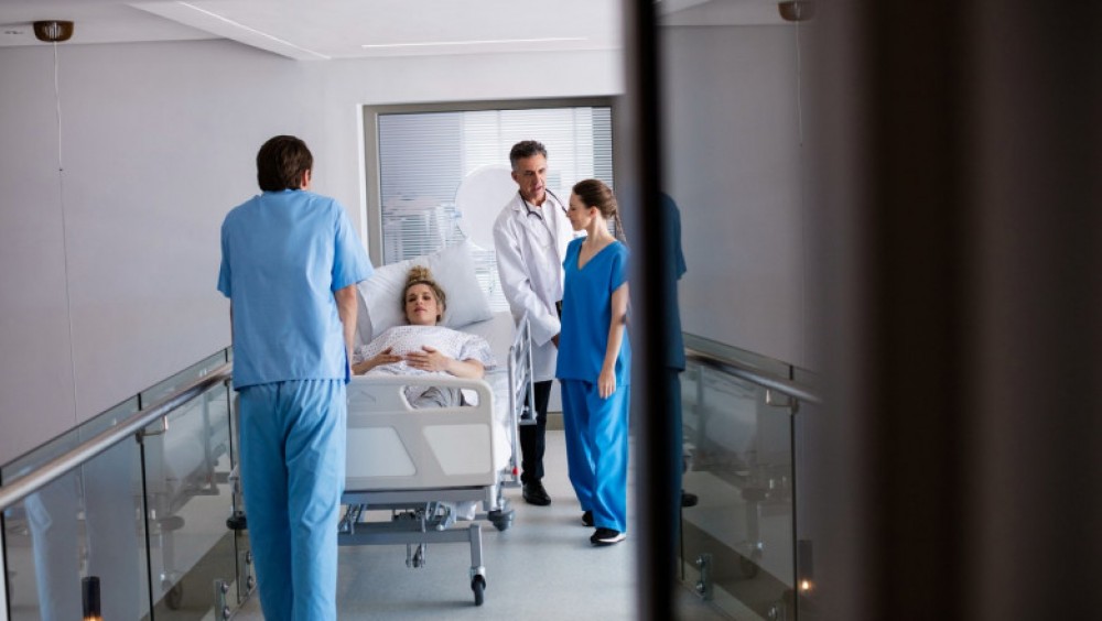 Scandal MONSTRU în Olanda. Un ginecolog s-a dovedit a fi tatăl biologic a 21 de copii născuți de pacientele sale