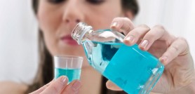 Cum reușește apa de gură să împiedice virusul să infecteze celulele umane
