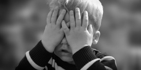 Un copil de doi ani a ajuns în comă după ce a fost bătut de părinți