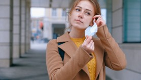 Franța elimină obligativitatea purtării măștii de protecție în aer liber