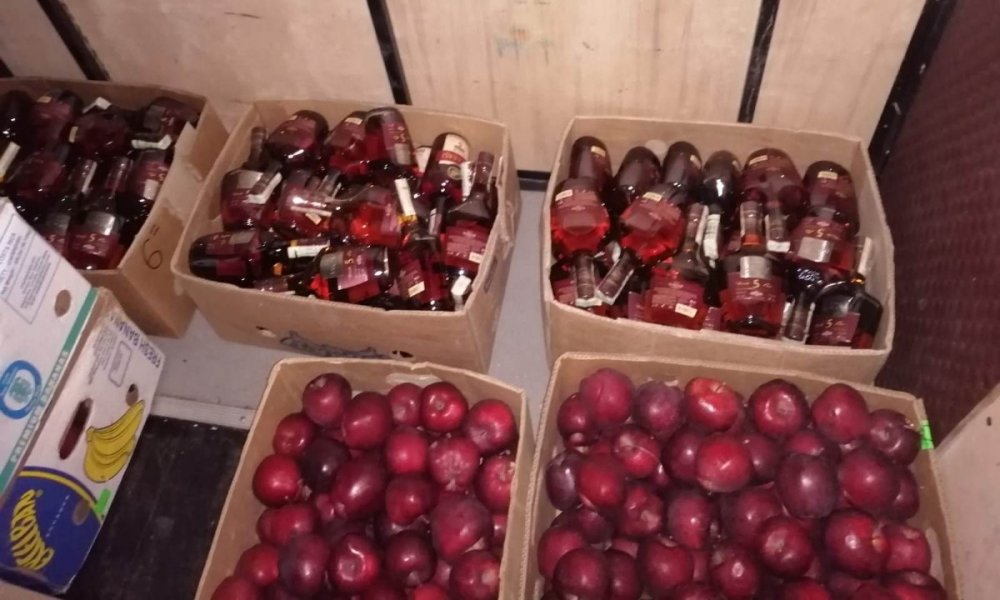 FOTO // Moldovean contrabandist inventiv. Țigări şi băuturi alcoolice nedeclarate şi ascunse în cutii de fructe