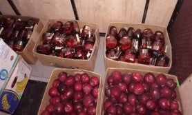 FOTO // Moldovean contrabandist inventiv. Țigări şi băuturi alcoolice nedeclarate şi ascunse în cutii de fructe
