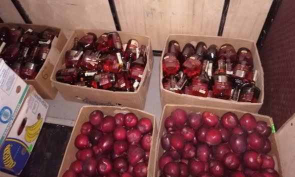 FOTO // Moldovean contrabandist inventiv. Țigări şi băuturi alcoolice nedeclarate şi ascunse în cutii de fructe
