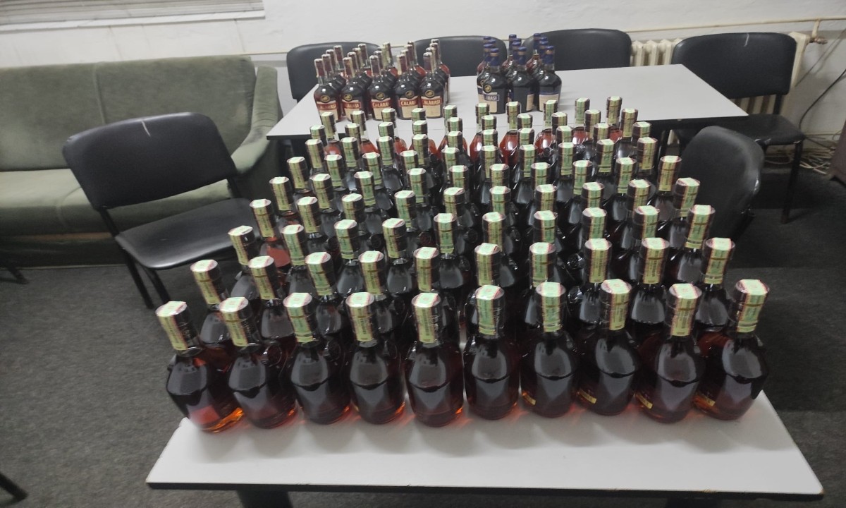 FOTO // Moldovean contrabandist inventiv. Țigări şi băuturi alcoolice nedeclarate şi ascunse în cutii de fructe