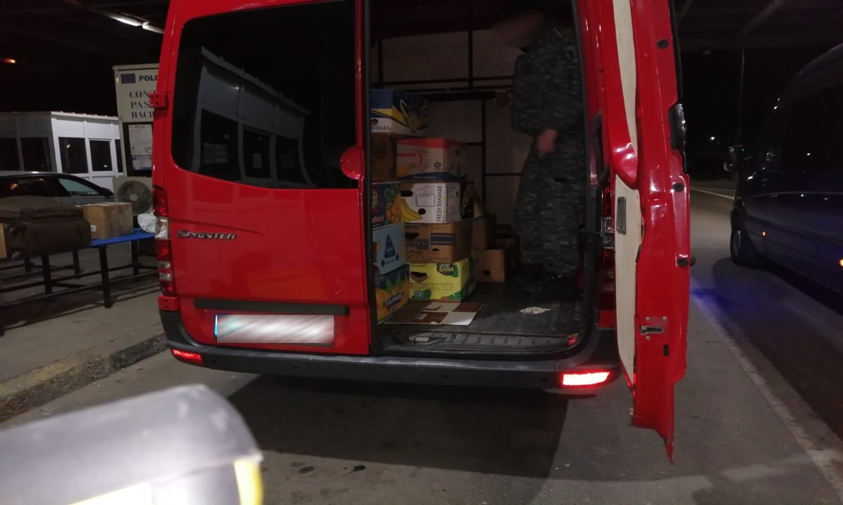FOTO // Moldovean contrabandist inventiv. Țigări şi băuturi alcoolice nedeclarate şi ascunse în cutii de fructe