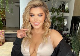 FOTO // Loredana Groza senzuală în așternuturi: „De ce ai ridicat tricoul?”
