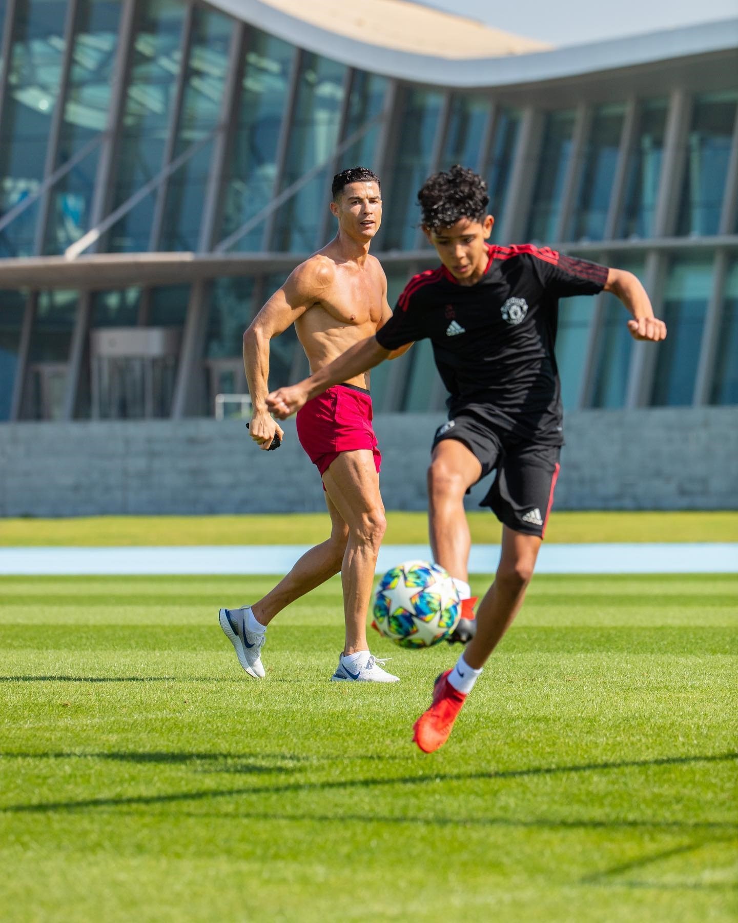 FOTO // „Prezentul și viitorul” - Aflați în vacanță în Dubai, Ronaldo s-a antrenat cu fiul său
