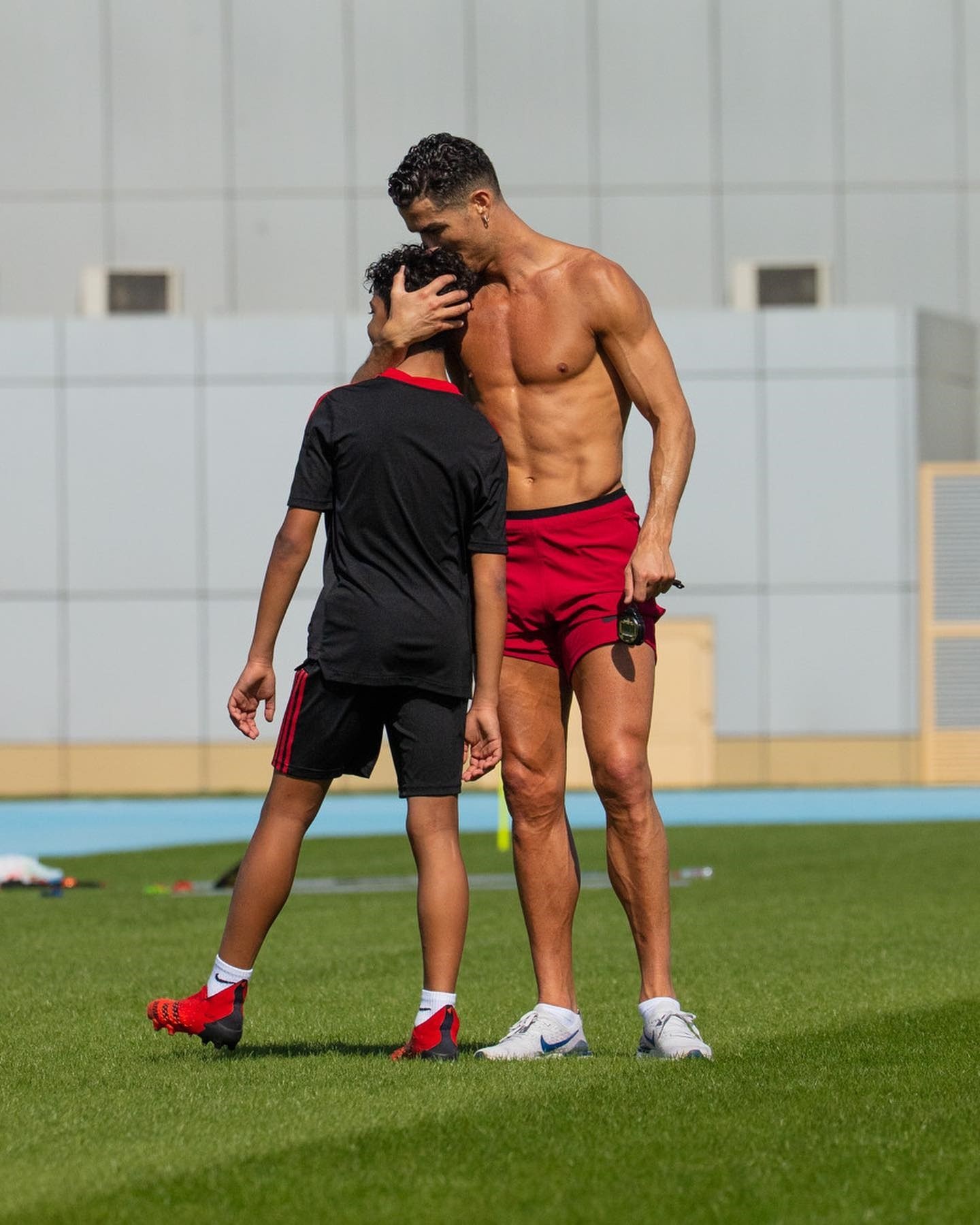 FOTO // „Prezentul și viitorul” - Aflați în vacanță în Dubai, Ronaldo s-a antrenat cu fiul său