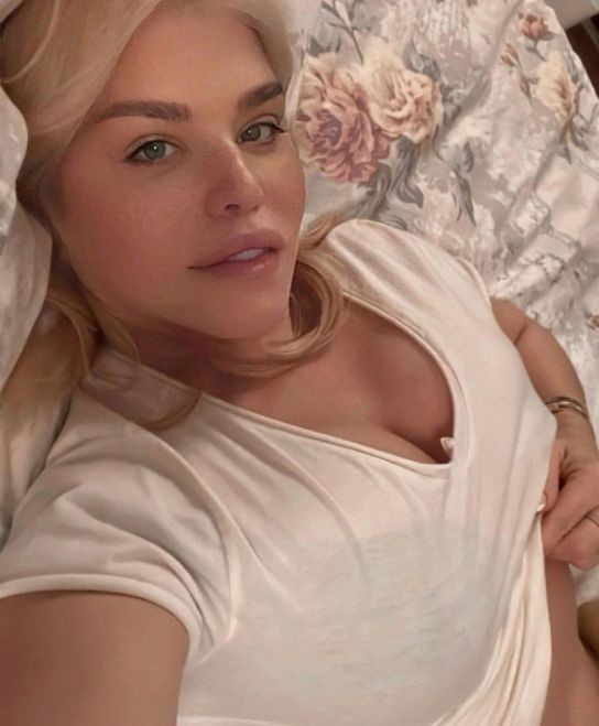FOTO // Loredana Groza senzuală în așternuturi: „De ce ai ridicat tricoul?”